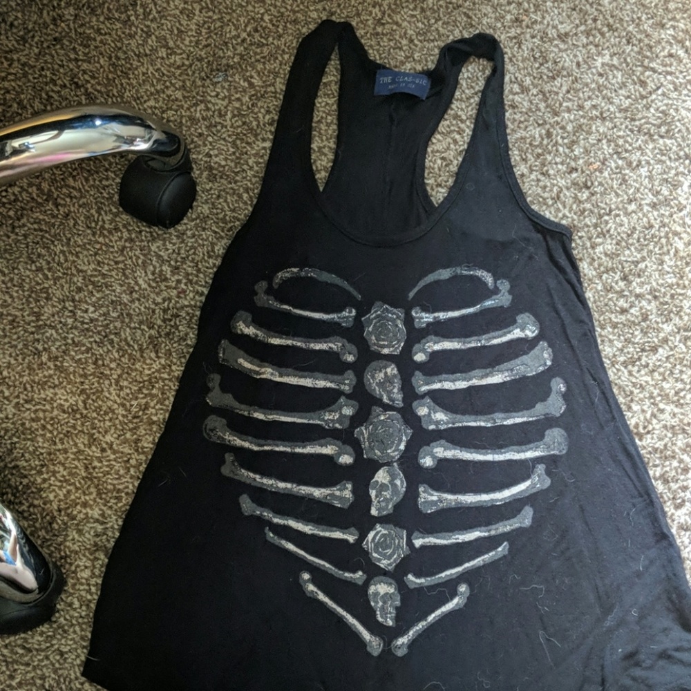 Blank tank with skeleton graphic